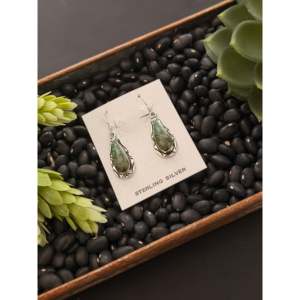 Boucles d'oreilles pendantes en turquoise noire et argent sterling, forme goutte d'eau, faites à la main par des artisans Navajo - Product Image 3