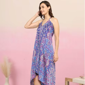 Robe en polyester à imprimé floral bleu pour femmes avec un design sans manches et col en V, style évasé et ajusté pour un look élégant et tendance - Product Image 1