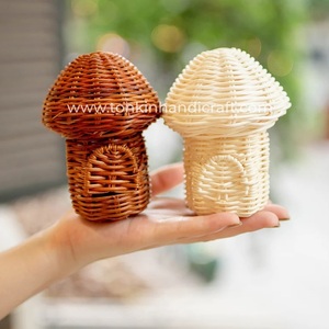 Đồ chơi thủ công trong hình dạng của một ngôi nhà nấm trên bàn Sản phẩm làm bằng mây - Product Image 3