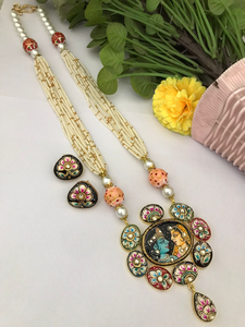 Radha Krishna Pendant Mala Set Joyería étnica tradicional con detalles intrincados Ideal para ocasiones espirituales y festivas - Product Image 3