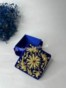 Caja de Joyería Personalizada Bordada en Tela Azul Shanell de Forma Cuadrada de Lujo Hecha a Mano, Mejor Precio Disponible Aquí - Product Image 2