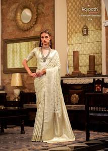 Colección exclusiva de Sari elegante de seda satinada suave dorada disponible a precio mayorista, ideal para ropa de fiesta - Product Image 6