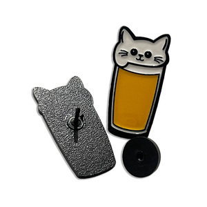 סיטונאי התאמה אישית של סיכות מתכת עם מרקם אמייל דמוי וציפוי גומי בגב - Product Image 1