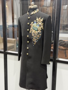 Lujoso Sherwani Indo-Occidental Negro para Hombre, Bordado a Mano con Motivos de Pavo Real, para Novios, Traje Bandhgala para Boda - Product Image 4