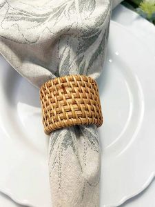 Rond de serviette en rotin tissé apportant une ambiance rustique et confortable aux tables à manger pour les réunions de famille et les occasions festives - Product Image 3