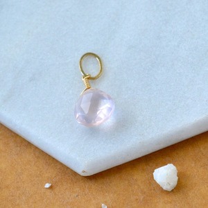 Pendentif en pierre précieuse de quartz rose en forme de larme facetté, pierre naturelle rose pâle, plaqué or, charme fait à la main, bijoux - Product Image 1