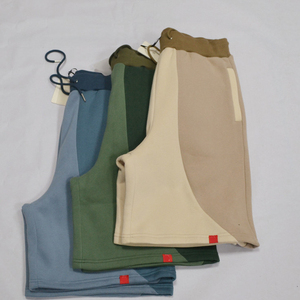 กางเกงขาสั้นแนวสปอร์ตสำหรับผู้ชายเสื้อผ้าแนวสปอร์ตแบบผ่าแยกสีแนวลำลอง - Product Image 5