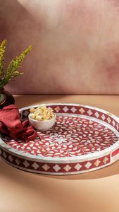 Bandeja redonda con incrustaciones de madreperla de lujo y juego para servir té, café, aperitivos, desayuno y decoración del hogar de la India - Product Image 4