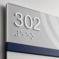 Plaque de porte de bureau en acrylique modulaire et personnalisable APPEAR avec insert en papier, signalisation ADA Braille et fenêtre pour nom