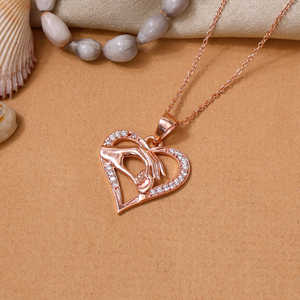 Collar con Colgante de Manos con Corazón Chapado en Oro Rosa, Regalo Perfecto para Ella - Product Image 3