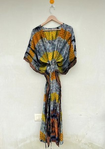 Crêpe de soie recyclée Sari Kaftan Robe indienne Robe en crêpe faite à la main Robe de maternité Vintage Sari tissu broderie à la main Style Kimono - Product Image 2