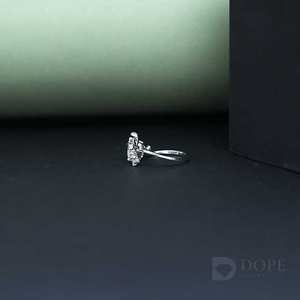 Bague de fiançailles unisexe en acier inoxydable avec moissanite solitaire certifiée IGI de 1,25 carat, ornée de petits accents en forme de poire et de marquise - Product Image 3