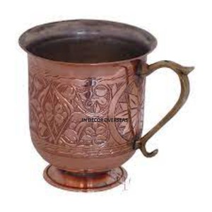 Tasse de verres en métal robuste fini antique en cuivre avec des fournitures de cuisine attrayantes gravées par un concepteur floral - Product Image 1
