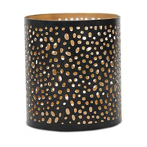 Porte-bougie en métal rustique fait à la main, adapté aux maisons classiques, avec une finition texturée et une sensation de lumière chaleureuse - Product Image 1