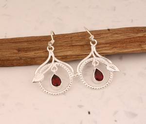 Pendientes de plata granate hechos a mano en estilo círculo y hoja elaborados en plata de ley 925 sólida perfectos para novia o regalo de boda - Product Image 2