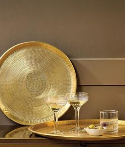 Plateau de service moderne en laiton au design minimaliste pour les maisons contemporaines, les restaurants, les hôtels et les services de restauration professionnels - Product Image 1