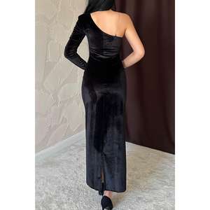 Robe fourreau noire grande taille à une épaule avec taille naturelle et bretelles en strass pour la vente en gros - Product Image 2