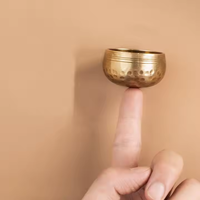 Bol chantant en cuivre moderne fait main, plaqué sur mesure, imprimé en typographie, outil de guérison sonore et de méditation par Crescent Crafts