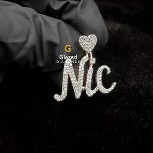 Pendentif Hip Hop exclusif en or blanc 10kt avec lettre personnalisée glacé avec diamants Moissanite VVs taille ronde pour unisexe - Product Image 1