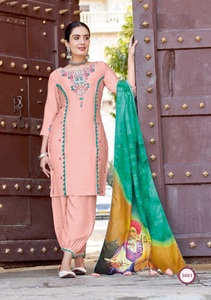 Nuevo diseñador de tejido de viscosa con trabajo hecho a mano y bordado con Mus-line Print Kurtis set para la venta en línea - Product Image 4