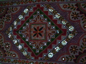 Chemin de table géométrique AARI, technique de broderie tricotée, nappe décorative élégante pour salle à manger et salon - Product Image 4