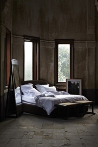 Cama King Size VIVERE Raya: Elegante y Sofisticada Cama Tapizada con Estructura de Madera de Caoba Resistente y Tapicería de Poliéster para un Sueño Confortable - Product Image 2