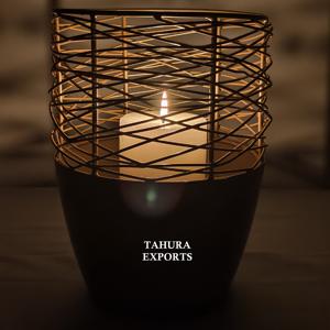 Bougeoir raffiné de style cage blanche avec une grande forme gracieuse créant une pièce de déclaration dans des intérieurs contemporains ou vintage - Product Image 1