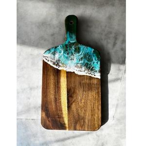 Planches à découper élégantes en résine et bois, avec une construction en bois d'acacia et de bois de manguier, et des motifs riches en résine - Product Image 1