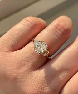 Bague de fiançailles en moissanite taille ovale brillante, or jaune 14 carats, trois pierres, bague de mariée de luxe, bijoux fins pour elle - Product Image 3