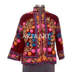 Chaqueta Acolchada Suzani de Estilo Tradicional Único para Mujer, Hecha a Mano con Tela Bordada de Algodón con Diseño Floral, Ecológica, para Otoño - Product Image 1