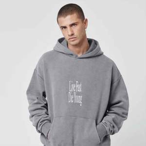 ขายส่งเสื้อกันหนาวหมวกพิมพ์ตัวอักษรคุณภาพสูงแบบกําหนดเองผ้าฝ้าย 100% โลโก้แฟชั่นหนักเสื้อกันหนาวหมวกผู้ชายพิมพ์แบบกําหนดเอง - Product Image 2