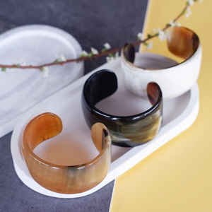 Bracelet en corne de buffle personnalisé, moderne, écologique, poli à la main, de haute qualité, service de gravure pour mariage, meilleur choix - Product Image 1