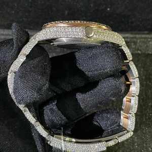 Reloj de Lujo con Moissanita Estilo Romano Arcoíris, Esfera Completamente Adornada, Acero Inoxidable de Dos Tonos, Fecha, Unisex - Product Image 4