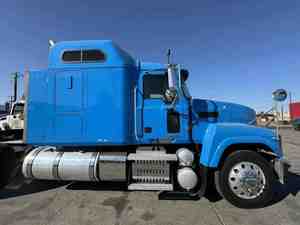 Camion tracteur poids lourd routier 6x4 avec cabine couchette diesel pour le transport logistique commercial - Product Image 6