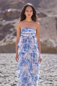 CASCADING CERAMIC PRINT Robe à plusieurs niveaux Maxi-longueur en maille imprimée florale avec des niveaux doucement froncés Plis appliqués à la main sur le dessus - Product Image 3