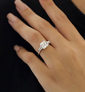 Anillo de trilogía de corte Asscher de lujo con moissanita de 2,94 quilates de plata 925 y lados de baguette cónicos para novia - Product Image 4