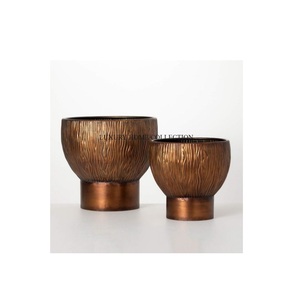 Maceta Metálica de Alta Gama Resistente a la Oxidación con Hermosos Detalles Decorativos Calados, Perfecta para Arreglos Florales Elegantes - Product Image 5