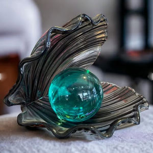 Bol décoratif en forme de coquille en aluminium artisanal abstrait, finition brillante, design vintage, écologique - Product Image 1