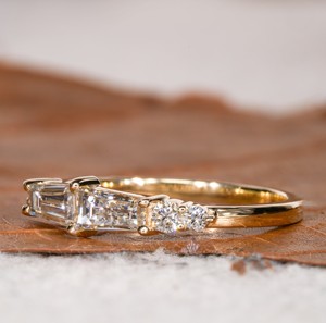 Bague de mariage empilable demi-éternité vintage en or jaune de haute qualité 0,70 carats avec diamants baguette coniques cultivés en laboratoire pour promesse et fête - Product Image 2