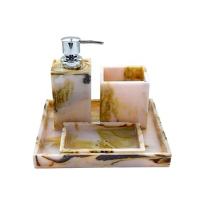 L'ensemble d'accessoires de salle de bain en résine comprend un distributeur de savon support de brosse à dents plateau de toilette gobelet porte-savon assorti - Product Image 1