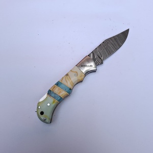 Cuchillo plegable de Damasco hecho a mano personalizado, cuchillo de bolsillo de supervivencia al aire libre multifuncional con mango de resina - Product Image 3