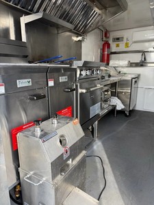 Food Truck Moderne d'Extérieur avec Alimentation Intégrée et Espace de Préparation pour Garantie - Product Image 6