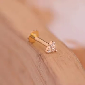 Épingle à nez fin 18 carats pour femme, bijoux élégants et minimalistes en or et diamant pour la grâce de tous les jours. - Product Image 5