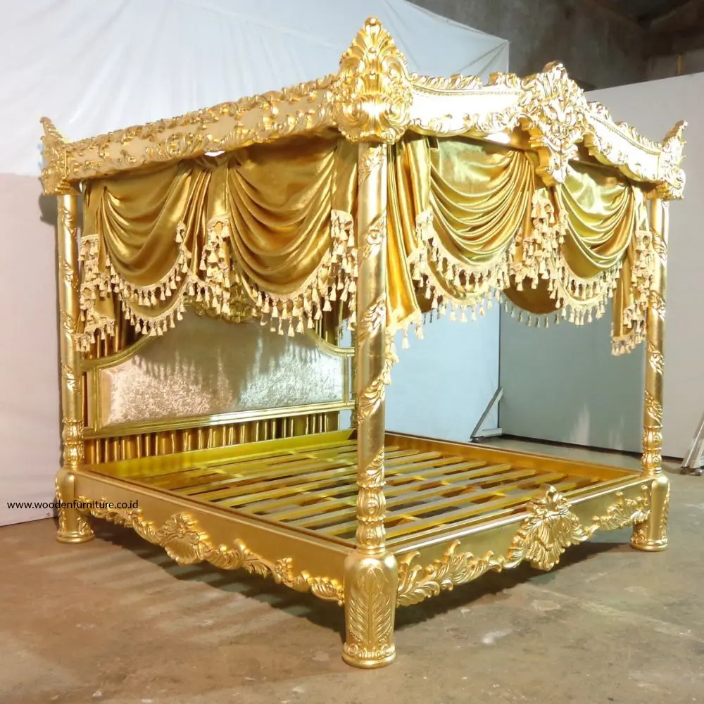 Letto a baldacchino di lusso in foglia d'oro in legno di mogano con intaglio completo e tenda progettato per mobili classici reali