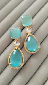 Pendientes de gota de piedras de fusión multicolor chapados en oro de lujo para mujer Fusión colgante de coral con diseño de gota elegante - Product Image 2