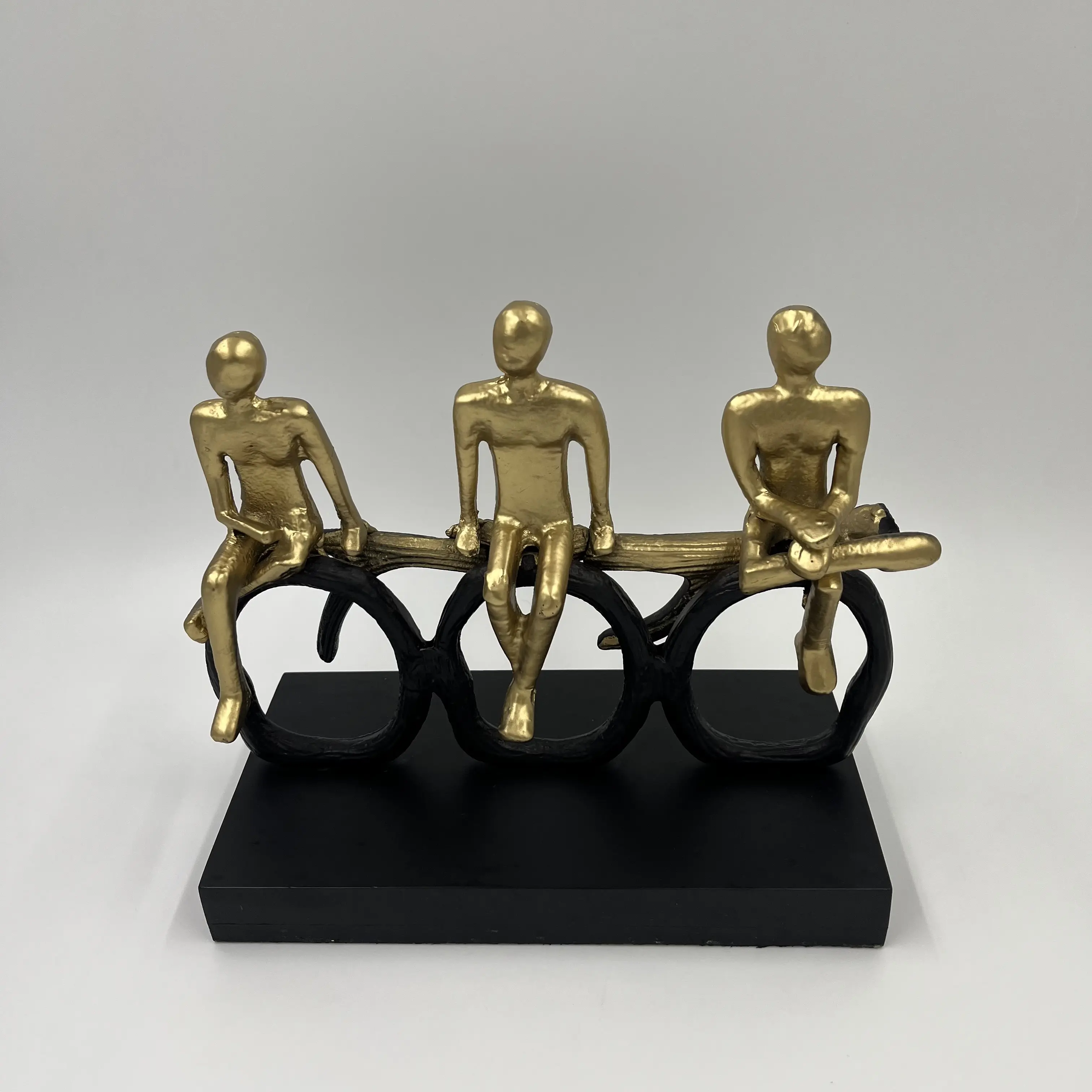 Handgemaakte Aluminium Sculptuur Van Drie Man Zittend In Verschillende Posities Menselijke Sculptuur Vrienden Zwart En Goud Sculpturen