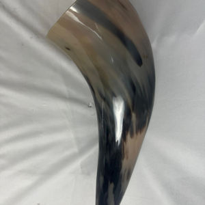 Support pour corne à boire en corne de buffle véritable polie, style Love, taille et forme personnalisables, verres à boire viking en corne de buffle d'Inde - Product Image 1