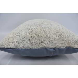 Oreiller en laine brodée Kantha beige de 20x28 pouces avec technique tissée à motif de toile vintage - Product Image 5