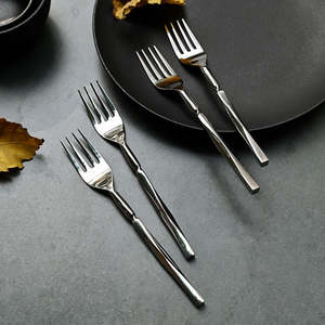 ชุดช้อนส้อมทองคำหรูหรา A Fork in the Road รุ่น Long Luxury พร้อมช้อนสแตนเลสสตีลขัดเงา - Product Image 1