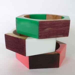 Brazalete Artesanal de Resina Geométrica y Madera |   Atractivo Brazalete Hexagonal de Madera |   Brazalete Bohemio de Estilo Artesanal Multicolor - Product Image 1